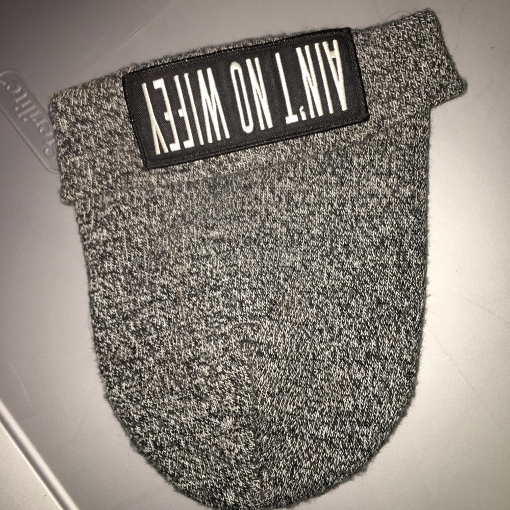 Dimepiece brand Ain’t No Wifey beanie - Picture 2 of 5